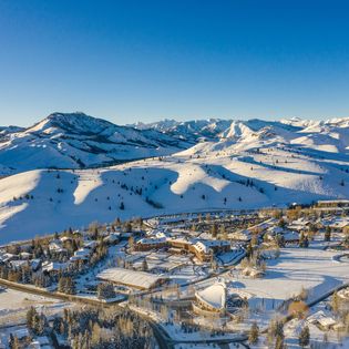 Skiers and snowboarders of all skill levels can revel in the exhilarating terrain that Sun Valley offers.