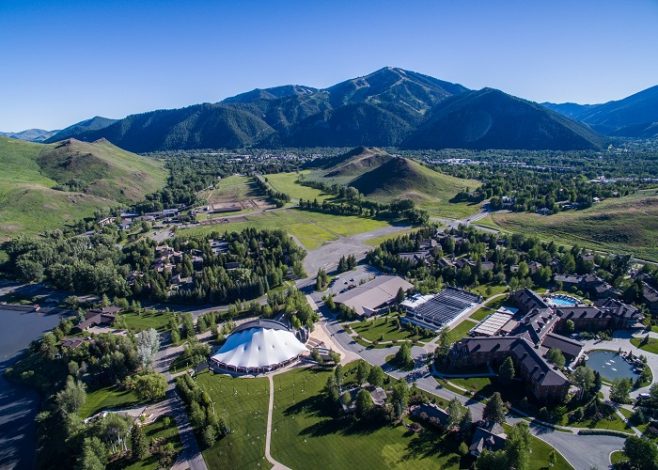 Here's the lovely Sun Valley in California, a green paradise.